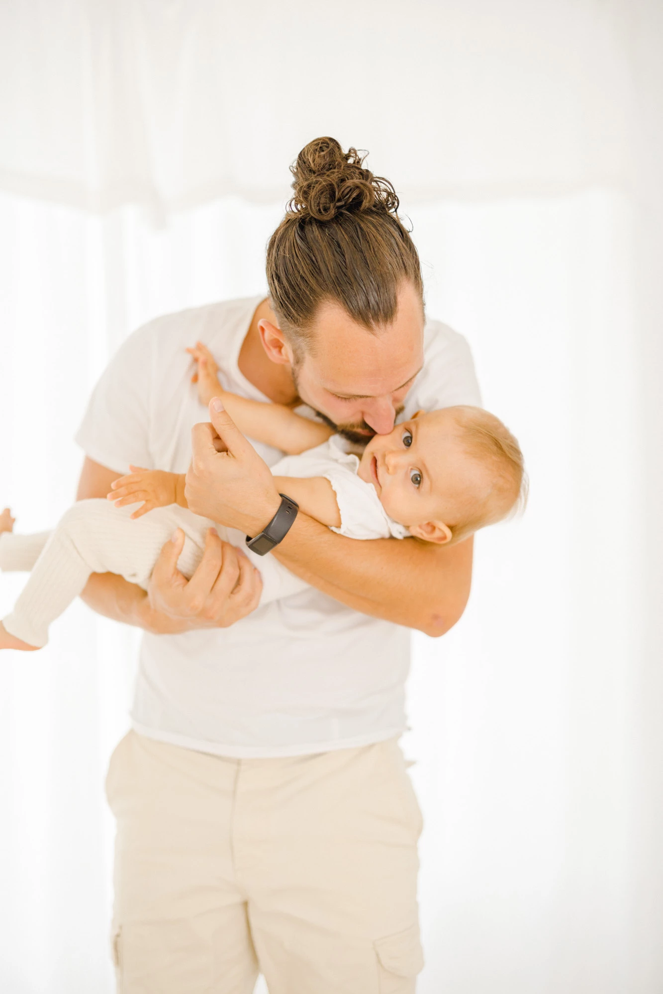 bonheur main enfant beige gris